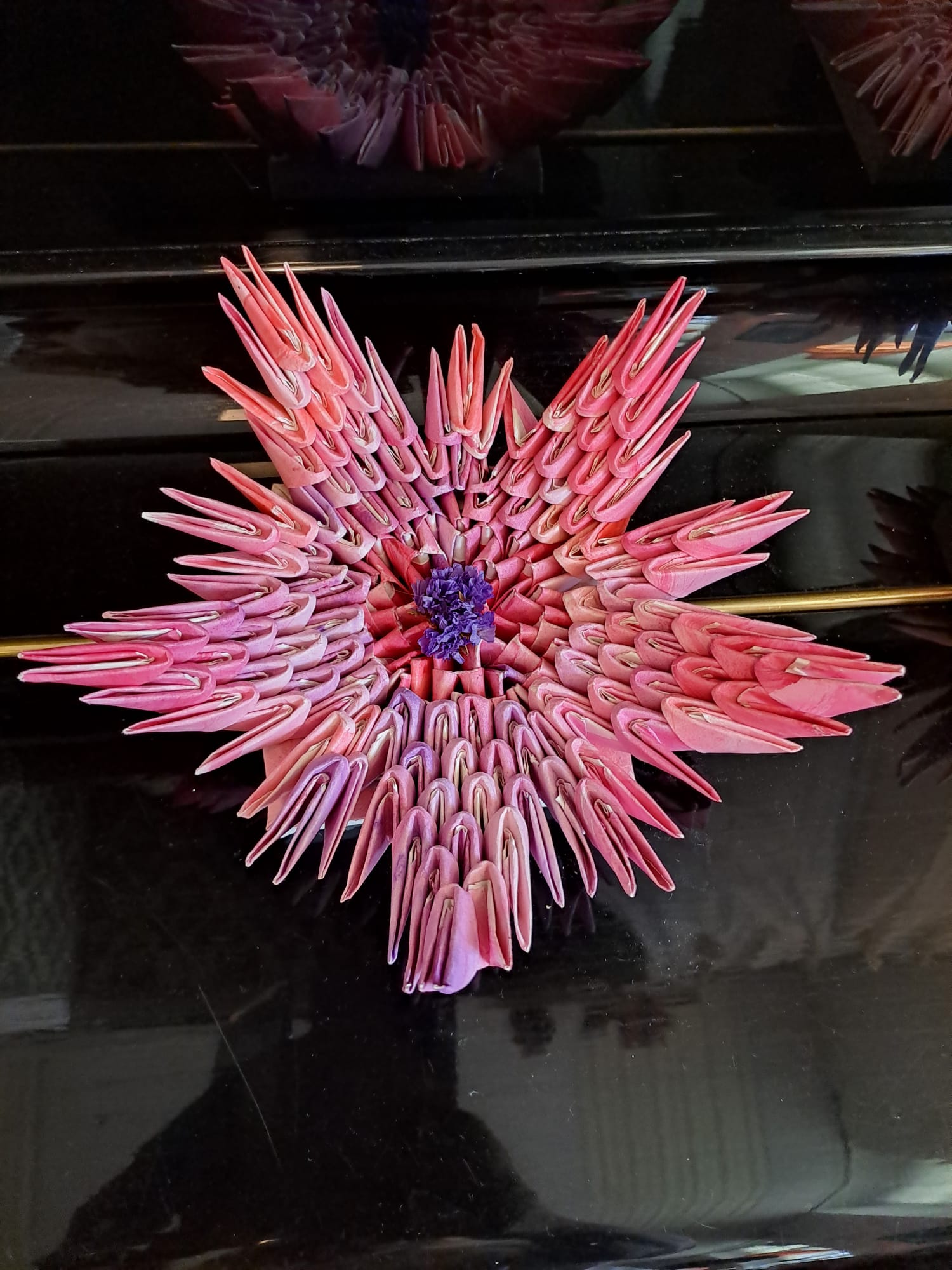 De vierde tentoonstelling van Papierkunst is weer druk bezocht in het Claverhuis!