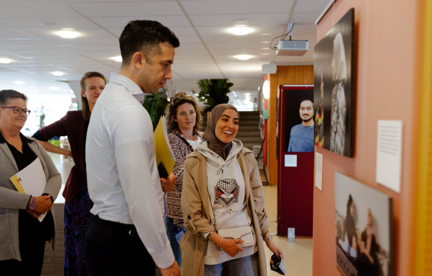 Wethouder Scholtes spreekt met jonge mantelzorgers op MBO College West