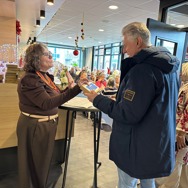 Feestelijke waardering voor vrijwilligers in Hoogvliet, Rotterdam op de Dag van de Vrijwilliger