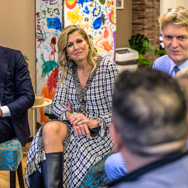 Koningin Máxima bezoekt wijkcentrum Kleurrijk in Zaandam-Oost