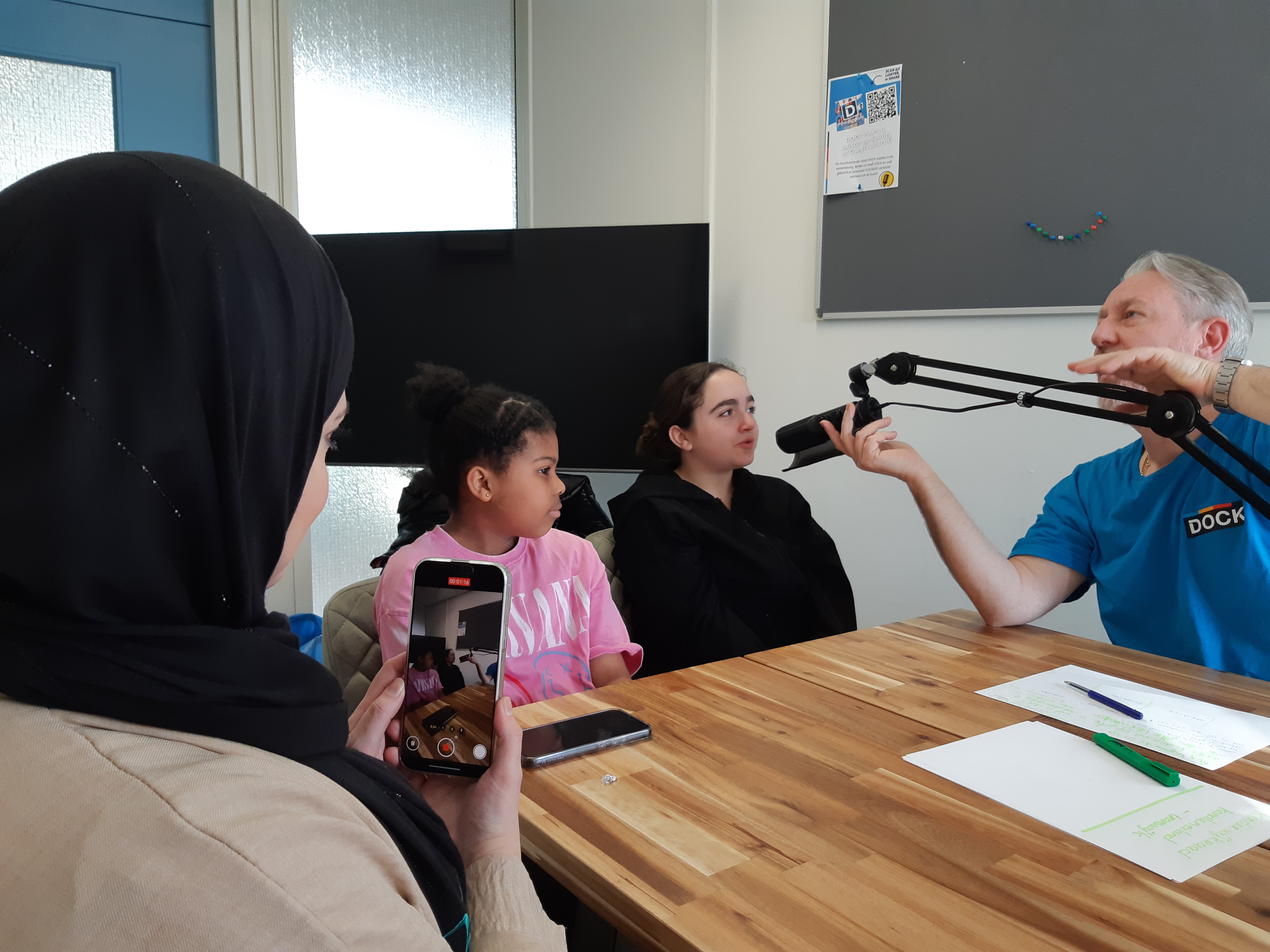 Kinderwijkraad Kanaleneiland- Transwijk presenteren podcast & nieuwsbrief