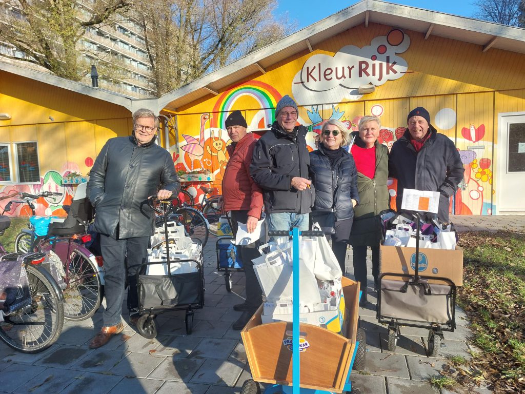 Leden van de Rotaryclub Zaanstad bezorgen tasjes aan de voordeur