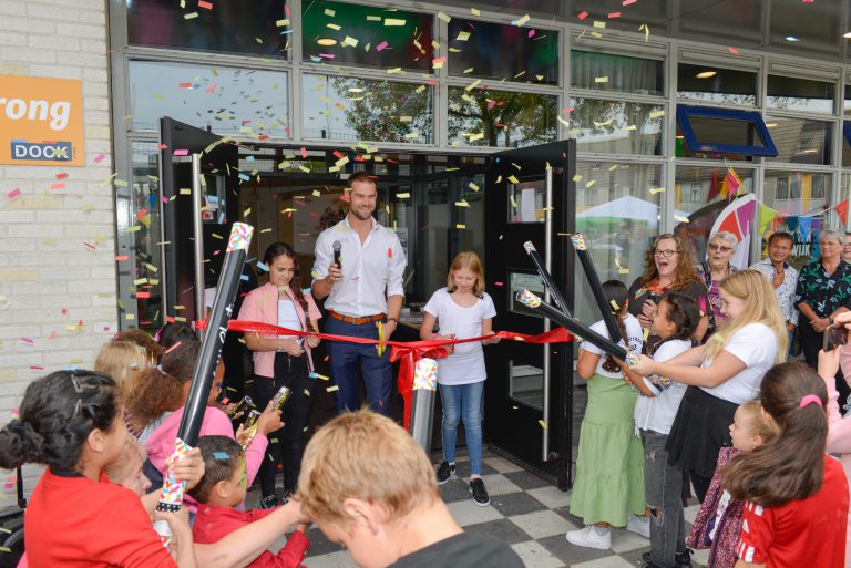 Huis van de Wijk De Zevensprong onder luid gejuich heropend